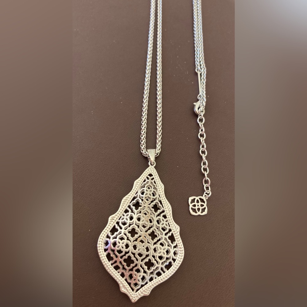 Kendra Scott necklace in new condition. Never been used. Silver color.
